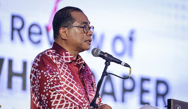 Menteri Pertahanan, Datuk Seri Mohamed Khaled Nordin berucap sebelum menyempurnakan Majlis Pelancaran Kajian Separuh Penggal Kertas Putih Pertahanan / Foto BERNAMA